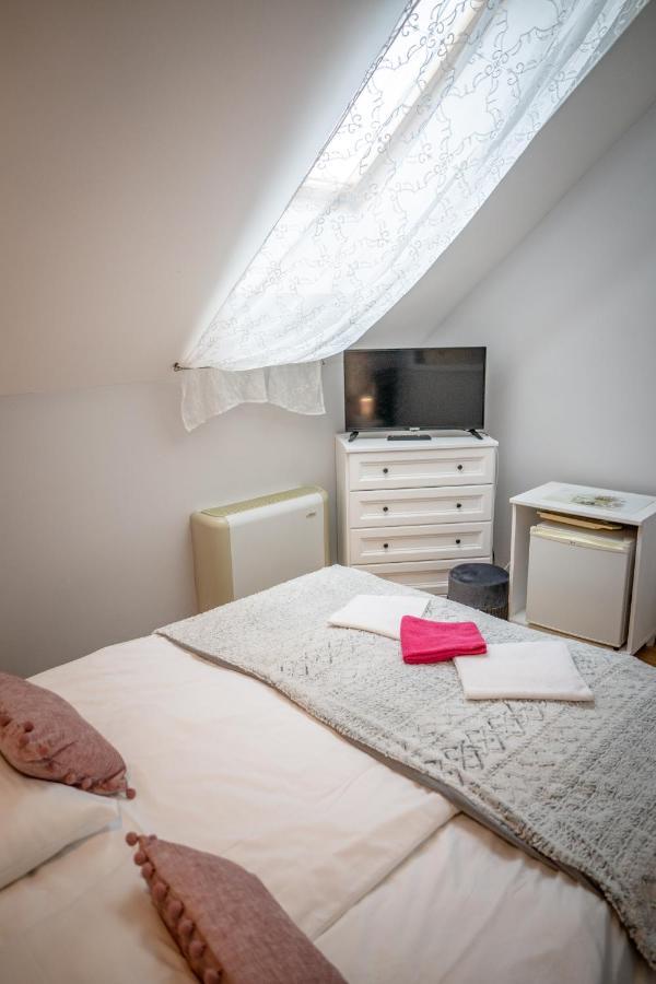 Hotel Gyula Panzio Extérieur photo