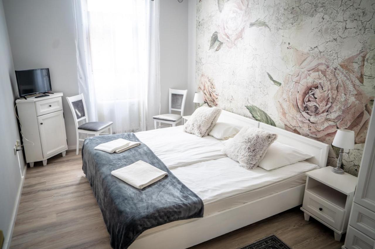 Hotel Gyula Panzio Extérieur photo
