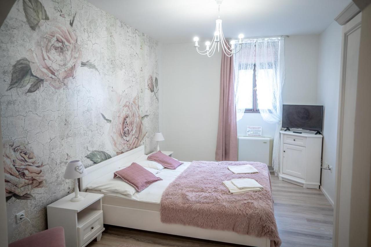 Hotel Gyula Panzio Extérieur photo