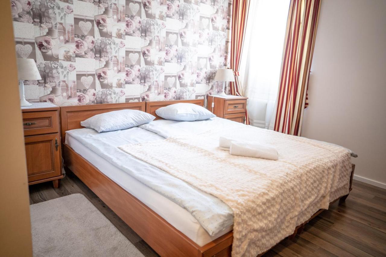 Hotel Gyula Panzio Extérieur photo