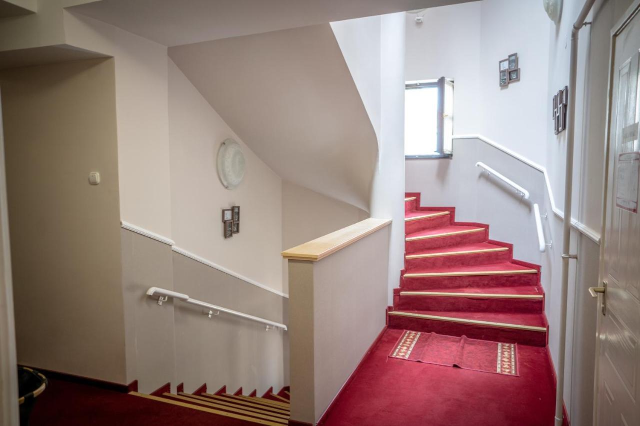 Hotel Gyula Panzio Extérieur photo