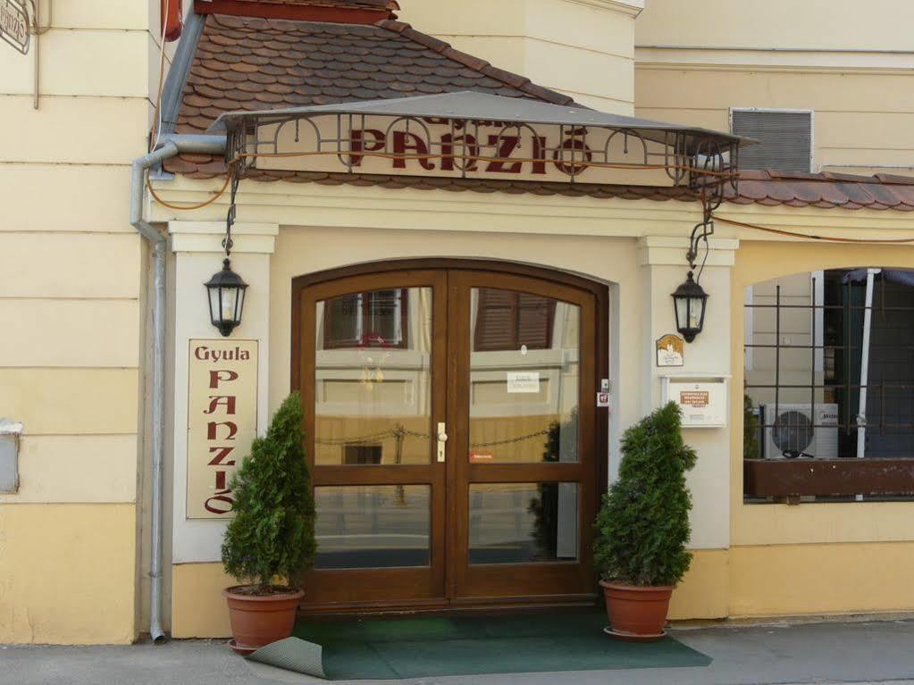 Hotel Gyula Panzio Extérieur photo