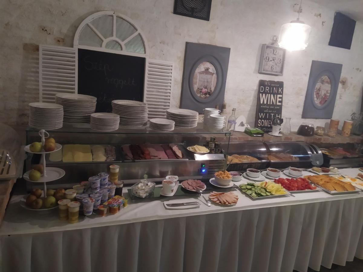 Hotel Gyula Panzio Extérieur photo