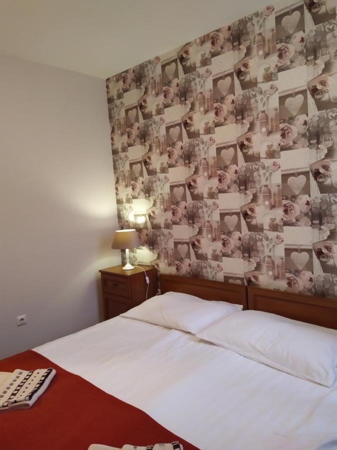 Hotel Gyula Panzio Extérieur photo