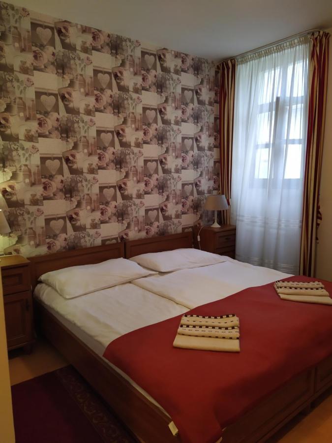 Hotel Gyula Panzio Extérieur photo