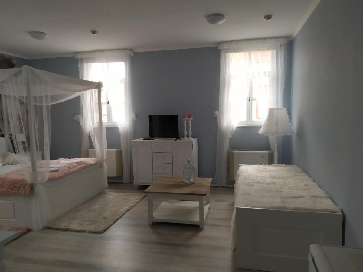 Hotel Gyula Panzio Extérieur photo