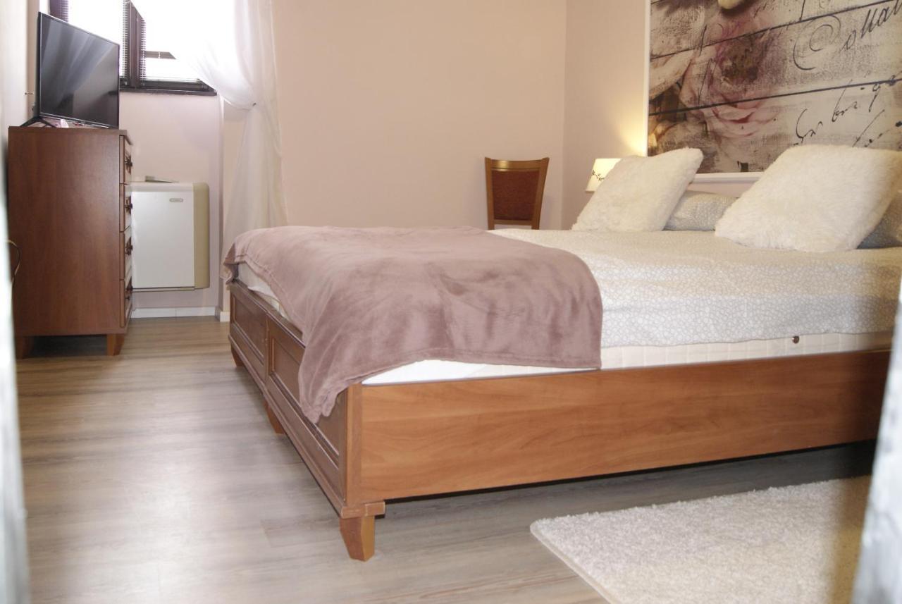 Hotel Gyula Panzio Extérieur photo
