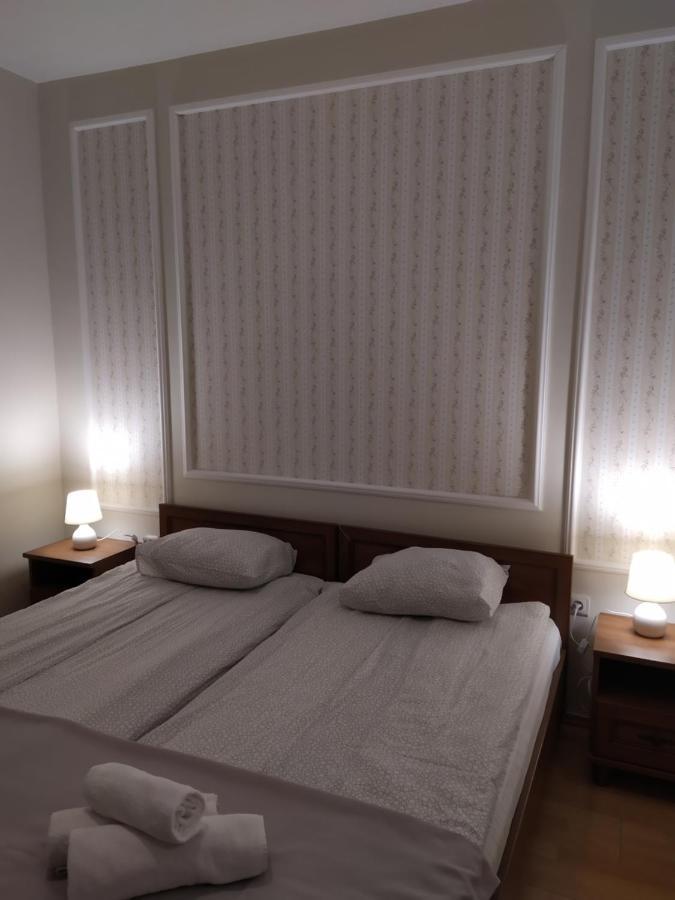 Hotel Gyula Panzio Extérieur photo